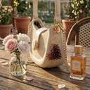 Porte-clés DORÉA Crystal Heart Mocha fait main en perles effet cristal brun avec mousqueton doré en acier inoxydable sur fond blanc