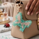 Porte-clés DORÉA Crystal Butterfly Mint Blush fait main en perles acryliques effet cristal vert menthe et rose poudré avec mousqueton doré en acier inoxydable.