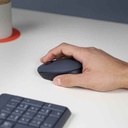 Souris Logitech M170 utilisée avec un ordinateur portable au bureau